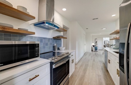 Manor House | Discover Your Ideal Austin Retreat: Spacious Home Near COTA, Downtown, and SXSW Venues