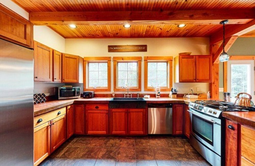 Kingfield House | Discover your mountain escape: A cozy retreat with breathtaking views, a hot tub under the stars!