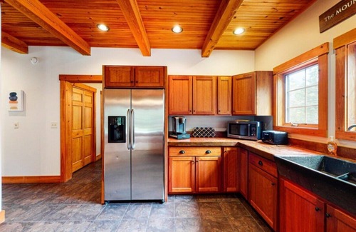 Kingfield House | Discover your mountain escape: A cozy retreat with breathtaking views, a hot tub under the stars!