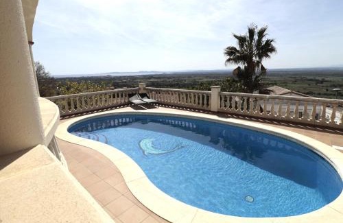 El Mas Isaac House | Disfruta de esta casa con fantásticas vistas, piscina y jardín privado situada en Can Isaac, Palau Saverdera, Costa Brava - ES-366-6