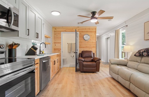 Eufaula House | Diva & Poodle's Lake Getaway - 3BD, 2BA home in Eufaula w/Com Boat Launch & Pool