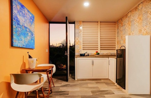 Oranjestad-West Hotel | Dive into Luxury: Private Pool & King Bed in Aruba