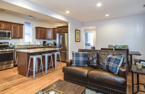 Wrightwood Neighbors House | Diversey #2 Lincoln Park-Short walk to Wrigley, Lincoln Park and The Beach!