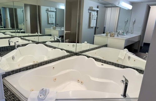 Calgary Hotel | Divya Sutra Plaza and Conference Centre Calgary Airport
