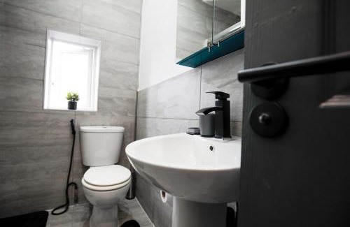 Horwich House | Dixon House, Sleeps 6, Free Parking, Long or Short Stays - by NMB Property