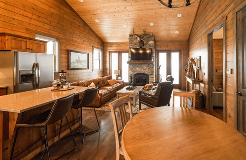 Preston House | DMR Cabin 2 | Two-Level | Max Capacity 11