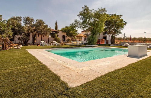 La Campana House | Do you dream of rural idyll? Then this bright country house with private outdoor pool might be just