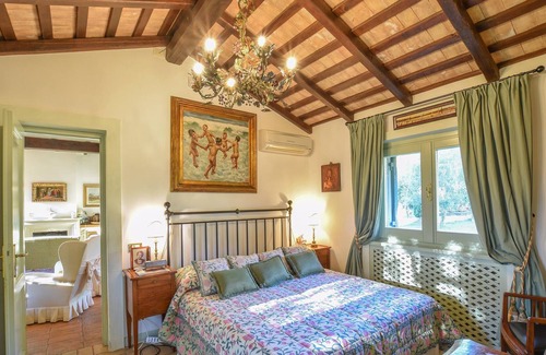 Poggio Catino House | Do you live in a villa, or have you always wanted to? Then this vacation home is probably the right