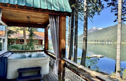 Leavenworth House | Doc Roy's Legacy on Fish Lake by NW Comfy Cabins