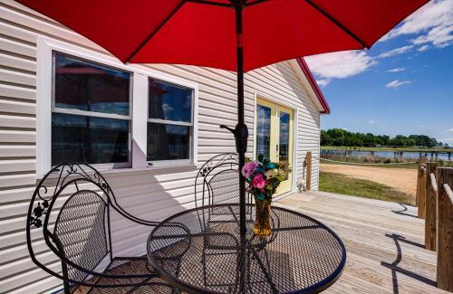 Avenue House | Dock Access Waterfront Cottage in Avenue!