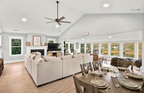 Westport House | Dock Days by AvantStay Swimming Platform Dock