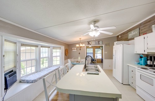 Enchanted Oaks House | Dock, Deck & Kayaks: Home on Cedar Creek Reservoir