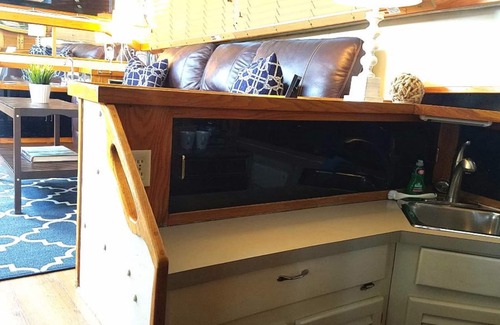 Waterfront Boat Rental | Dockside Boat & Bed Long Beach