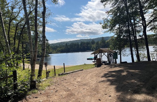 Madison Cottage | Dog 🐾 3 bedroom 5 bed cottage - Sleeps 8 Private lake community 0.5 mls to water