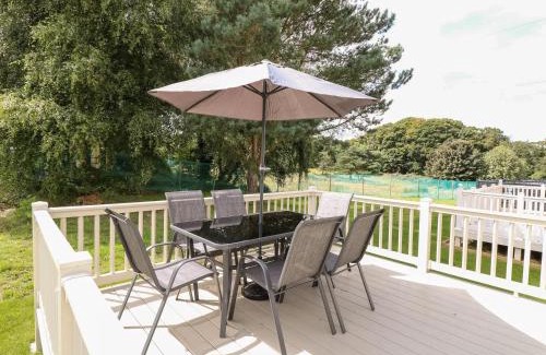 Hopton Ski Chalet | Dog Friendly 3 Bedroom Static Caravan In Fritton