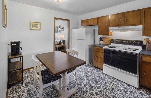 Knoxville House | Dog-friendly, 30 day minimum stay, Mid-Century Modern Haven