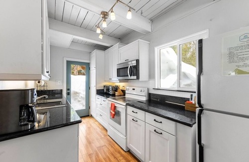Serene Lakes Cabin | Dog Friendly 3bd/2ba Cabin In Serene Lakes