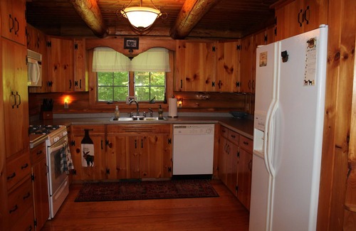Brownfield Cabin | Dog-Friendly 5 Bedroom Log Cabin with Hot Tub in the Heart of Southern Maine