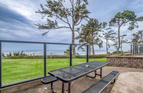 Agate Beach RV Rental | Dog Friendly, Available with 50AMP, 30AMP, Water and Sewer hook up's, WiFi