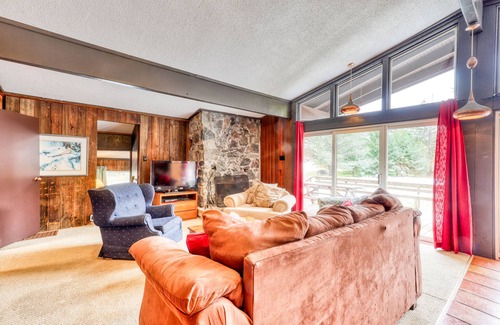 The Blue Mountains Ski Chalet | Dog-friendly, mountain-facing chalet w/ a dry sauna - walk to the Village