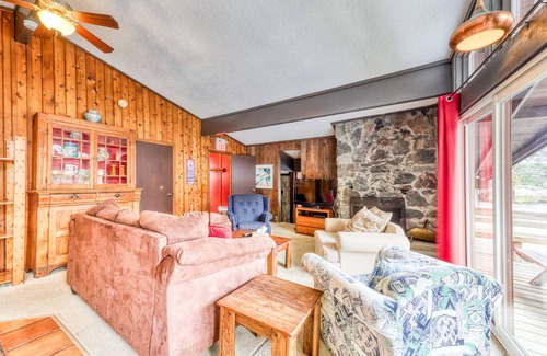 The Blue Mountains Ski Chalet | Dog-friendly, mountain-facing chalet w/ a dry sauna - walk to the Village