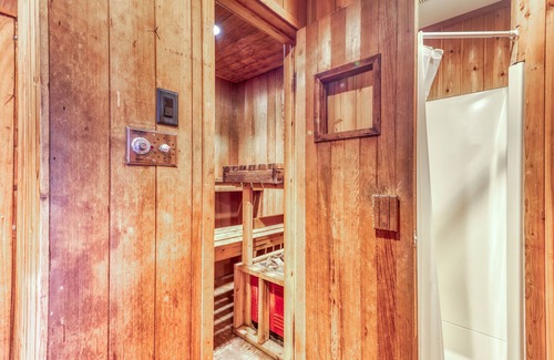 The Blue Mountains Ski Chalet | Dog-friendly, mountain-facing chalet w/ a dry sauna - walk to the Village