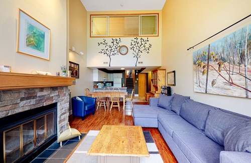 The Blue Mountains Condo | Dog-friendly condo at the base of the mountain w/a full kitchen