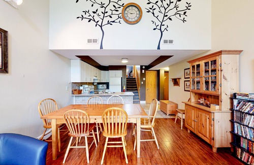 The Blue Mountains Condo | Dog-friendly condo at the base of the mountain w/a full kitchen