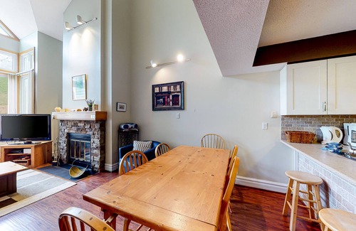 The Blue Mountains Condo | Dog-friendly condo at the base of the mountain w/a full kitchen