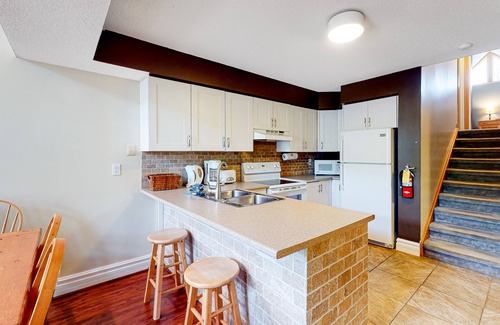 The Blue Mountains Condo | Dog-friendly condo at the base of the mountain w/a full kitchen
