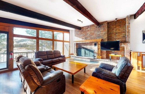 The Blue Mountains Ski Chalet | Dog-friendly chalet w/ a furnished deck, private dry sauna, & Ping-Pong table