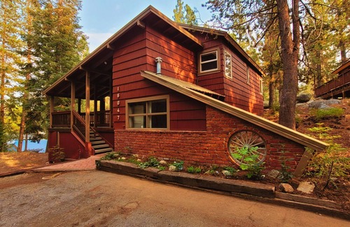Donner Lake Woods Cabin | Dog Friendly Cabin | 3 Minute Walk to Donner Lake | Close to Hiking & Biking