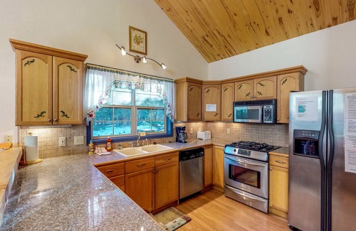 South Fork Cabin | Dog-friendly cabin with wood stove, private hot tub, & riverside firepit