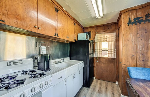 Cascade Cabin | Dog Friendly: Cabin w/Yard & Mtn Views in Cascade