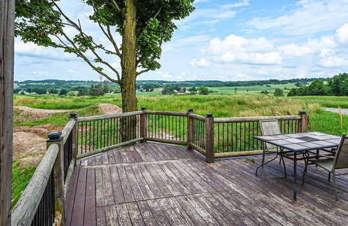 Franklin Springs Apartment | Dog-friendly cabin with deck plus access to a hot tub, game room, & gym