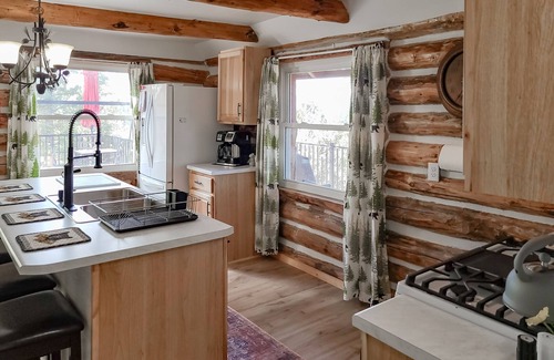 Rainbow Valley Cabin | Dog-friendly cabin with mountain views, fireplace & wraparound deck