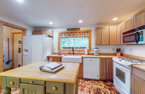 Enterprise Cabin | Dog-friendly cabin with mountain view, washer/dryer, gas grill, & deck