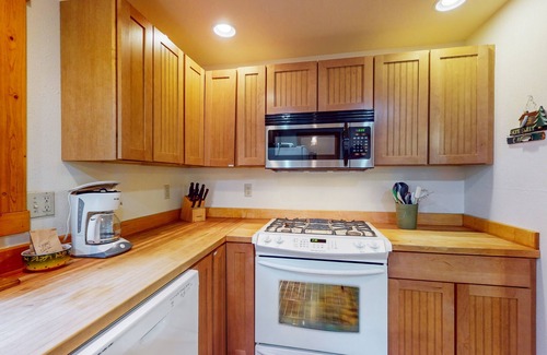 Enterprise Cabin | Dog-friendly cabin with mountain view, washer/dryer, gas grill, & deck