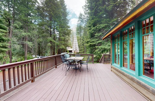 Enterprise Cabin | Dog-friendly cabin with mountain view, washer/dryer, gas grill, & deck