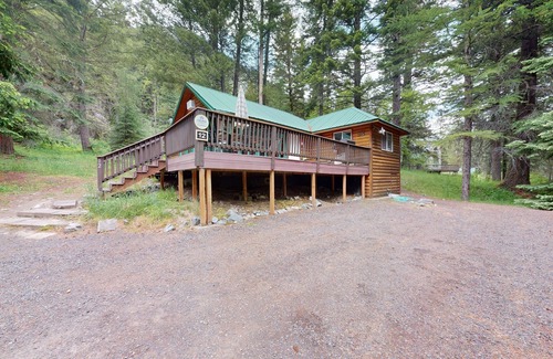 Enterprise Cabin | Dog-friendly cabin with mountain view, washer/dryer, gas grill, & deck