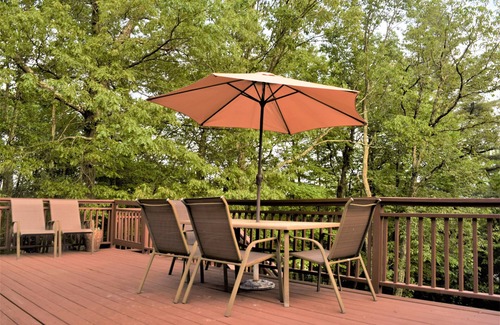 Stroudsburg Ski Chalet | Dog-Friendly Chalet in the Heart of the Poconos-Fenced Yard