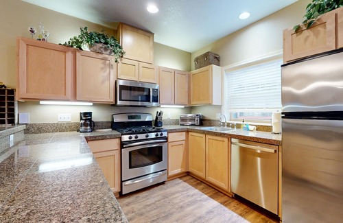 Government Camp Condo | Dog-Friendly Condo with Chef's Kitchen, Pool & Hot Tub - Close to Skiing