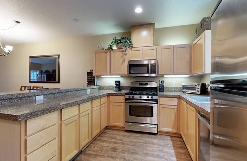 Government Camp Condo | Dog-Friendly Condo with Chef's Kitchen, Pool & Hot Tub - Close to Skiing