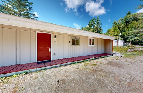 Stowe Area Condo | Dog-friendly condo with deck, washer/dryer, & WiFi - near ski lifts