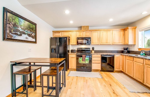Ronald Condo | Dog-friendly condo with fireplace &WiFi - paid-access to pool & hot tub