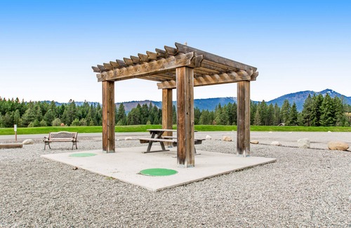 Ronald Condo | Dog-friendly condo with fireplace &WiFi - paid-access to pool & hot tub