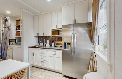 South Seminole Heights Cottage | Dog-friendly cottage near downtown Tampa & attractions with central AC & W/D