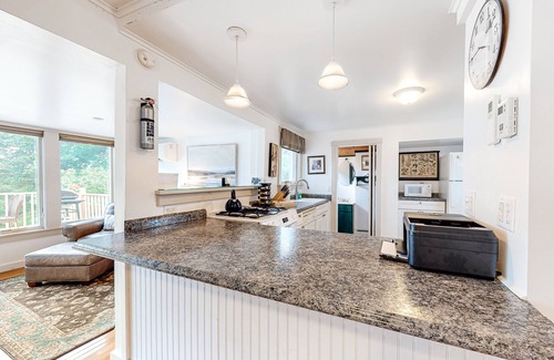 Owls Head Cottage | Dog-friendly cottage with amazing bay views & deck - snowbirds welcome