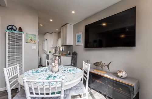 Ocean Beach House | Dog Friendly Cottage with Ocean Beach Charm