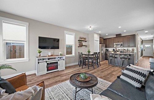 Carlton House | Dog-Friendly Downtown Carlton Townhouse #6, Steps to Tasting, Dining, Shops, BBQ